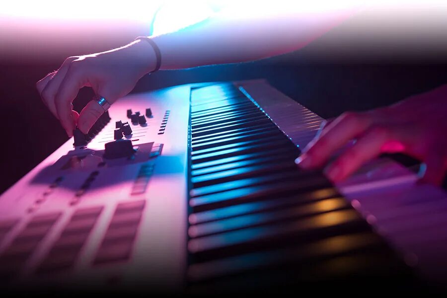 Музыкальный компьютер. Arturia keylab 88 mkii. arturia keylab 88 mkii black edition. музыкальное вдохновение. музыкально-компьютерные технологии.