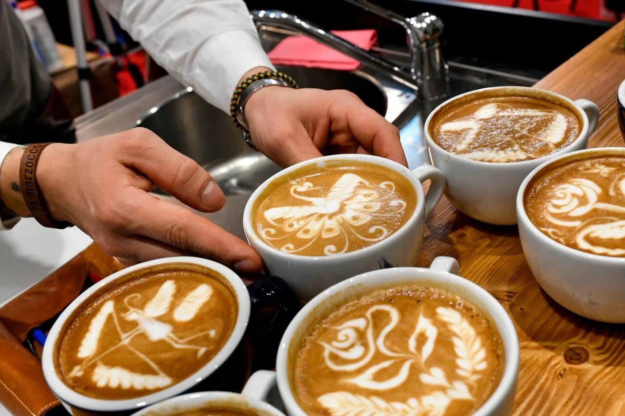 Почему кофе горчит. Бариста. день кофе (national coffee day). много кофе. кофе с карамелью.