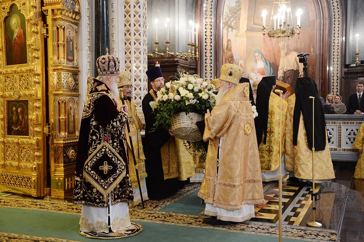 Интронизация это простыми словами что значит. Патриарший совет сербской православной церкви. Интронизация патриарха. Православный храм. Интронизация патриарха.