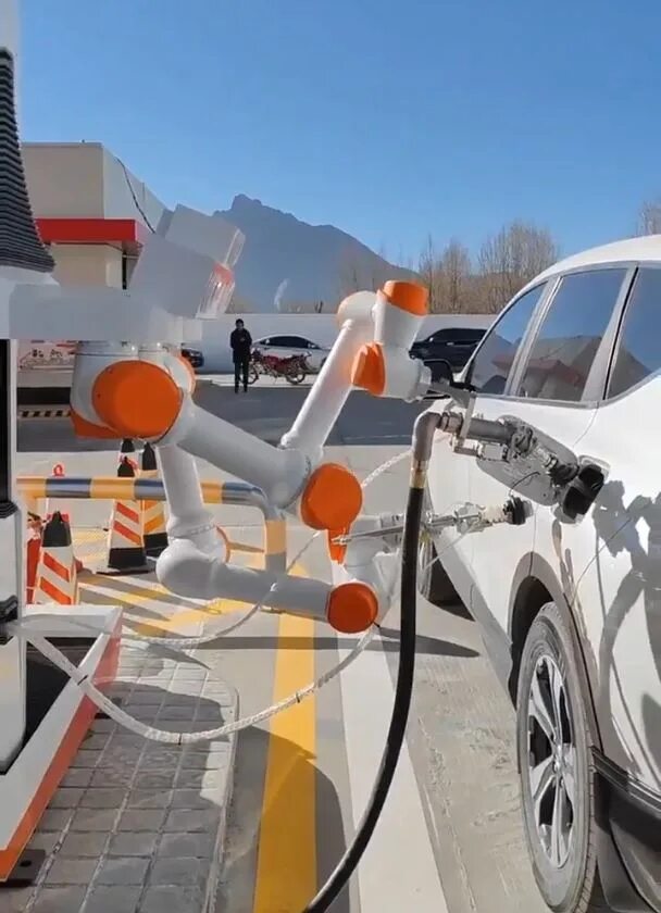 Робот заправщик. Робот заправщик авиатех. картинка робот заправщик.