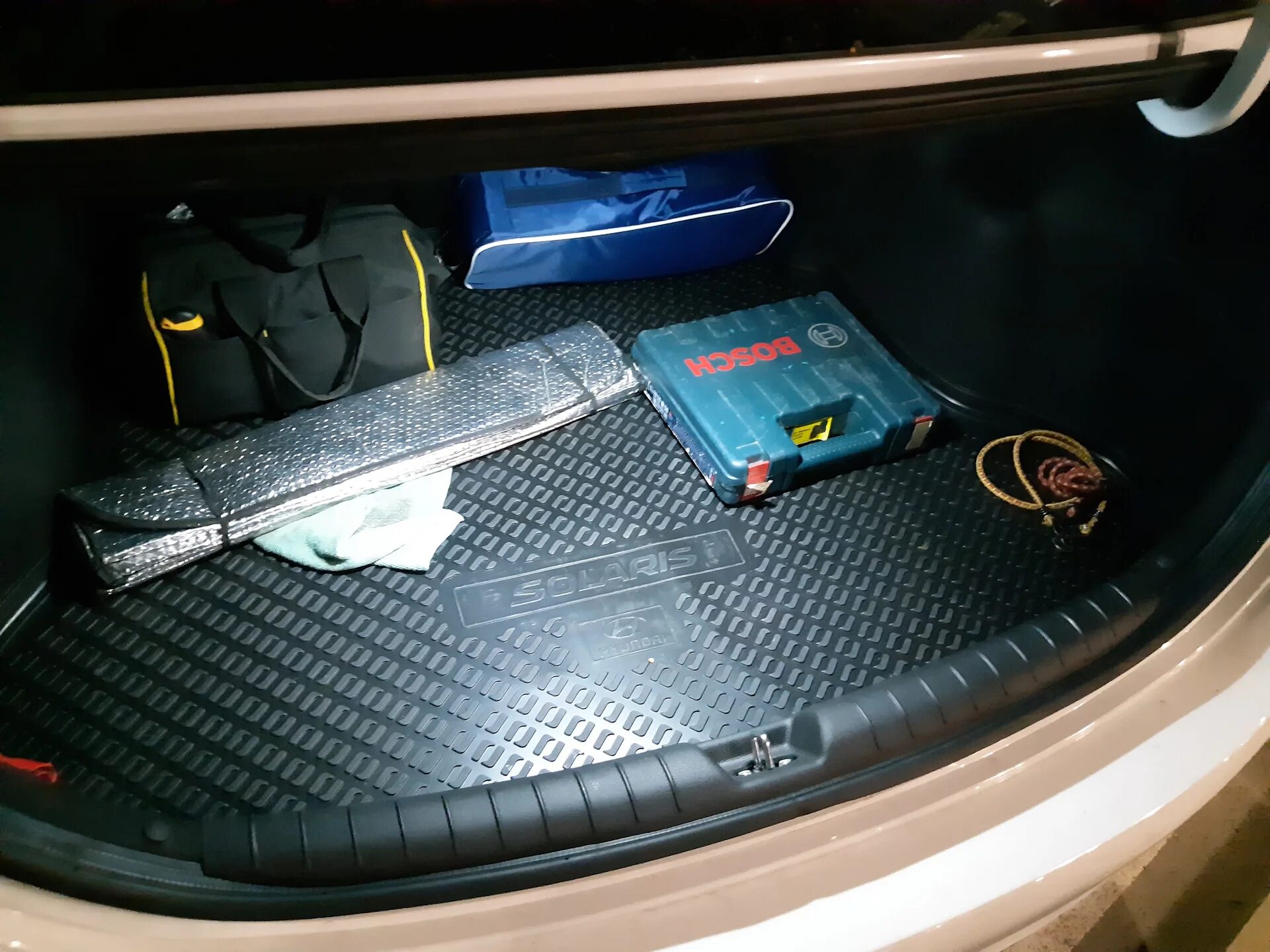 Багажник солярис 2. Подсветка багажника Солярис 2. Hyundai Solaris 1 саб в багажник. Лампочка в багажник Солярис 2. Лампочка в багажник Хендай Солярис 2.