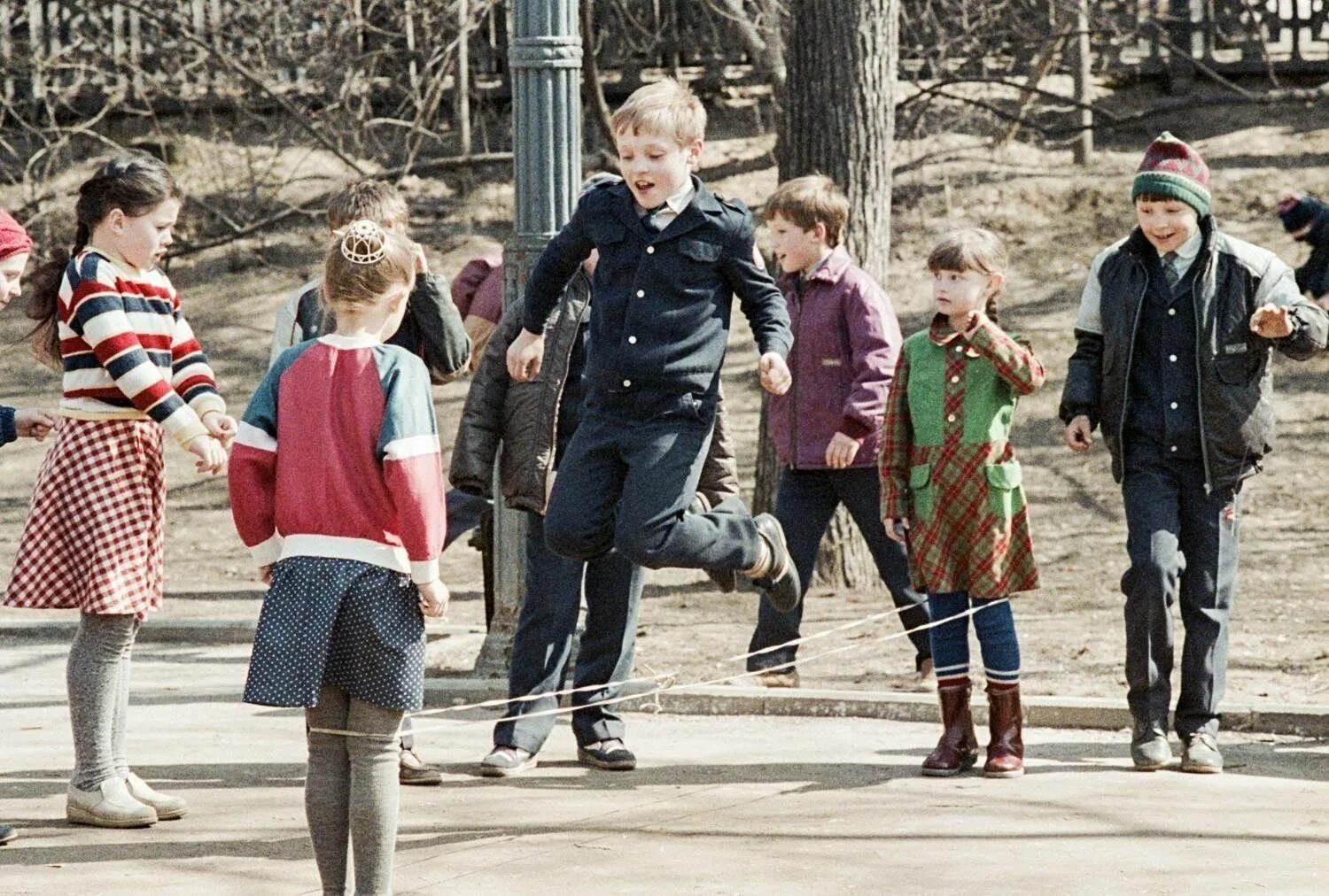 Мальчишки на улице. Советское детство во дворе. Развлечения советских детей. Развлечения детей в 90 годах. Дети двор 90е.