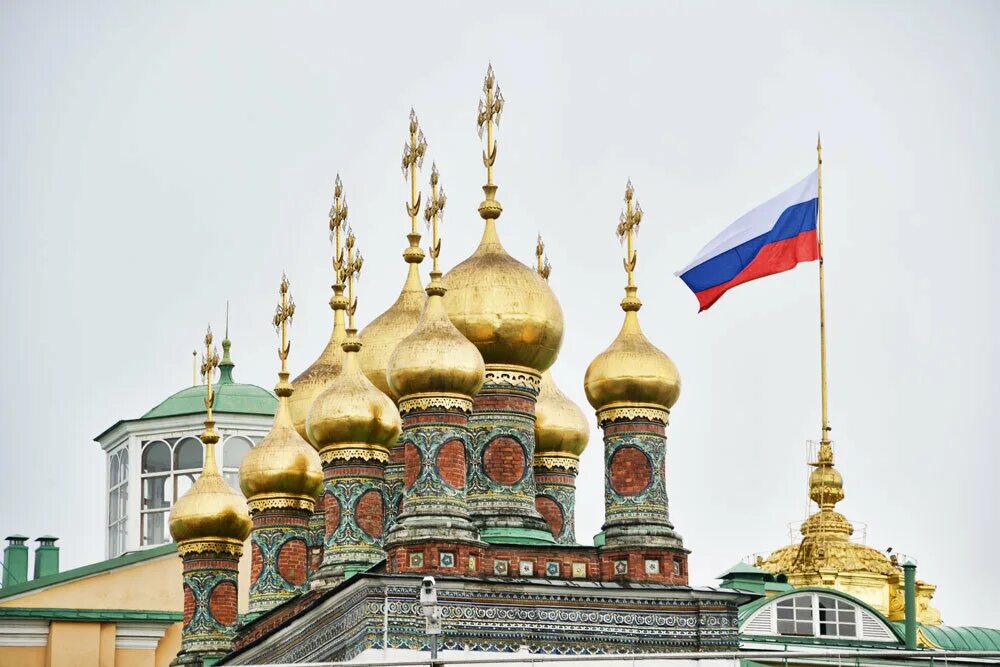 Русская православная церковь в российском государстве. Современная православная Церковь в России. Русская православная Церковь флаг России. Флаг России храм. Флаг православной церкви России.