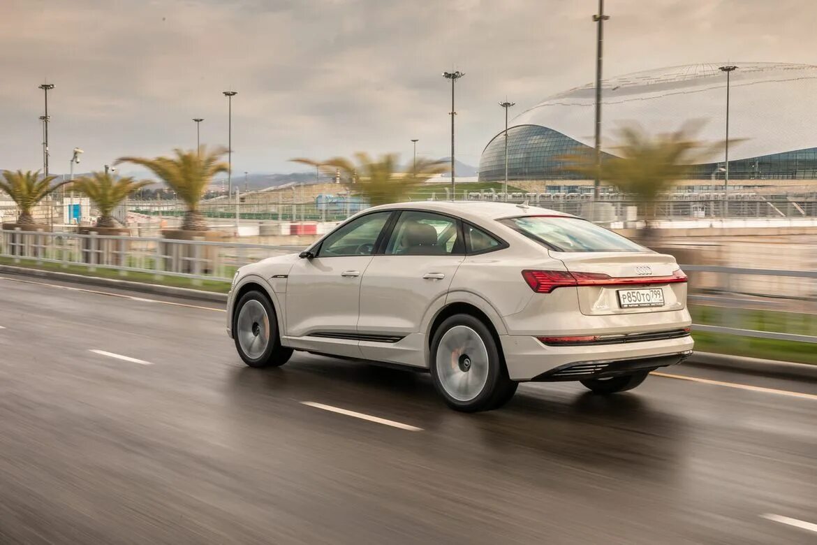 "Audi" "e-tron Sportback" "2022" WA. "Audi" "e-tron Sportback" "2019" gr. "Audi" "e-tron Sportback" "2022" io. "Audi" "sq8 Sportback e-tron" "2022" UX. Тест драйв 2022 года