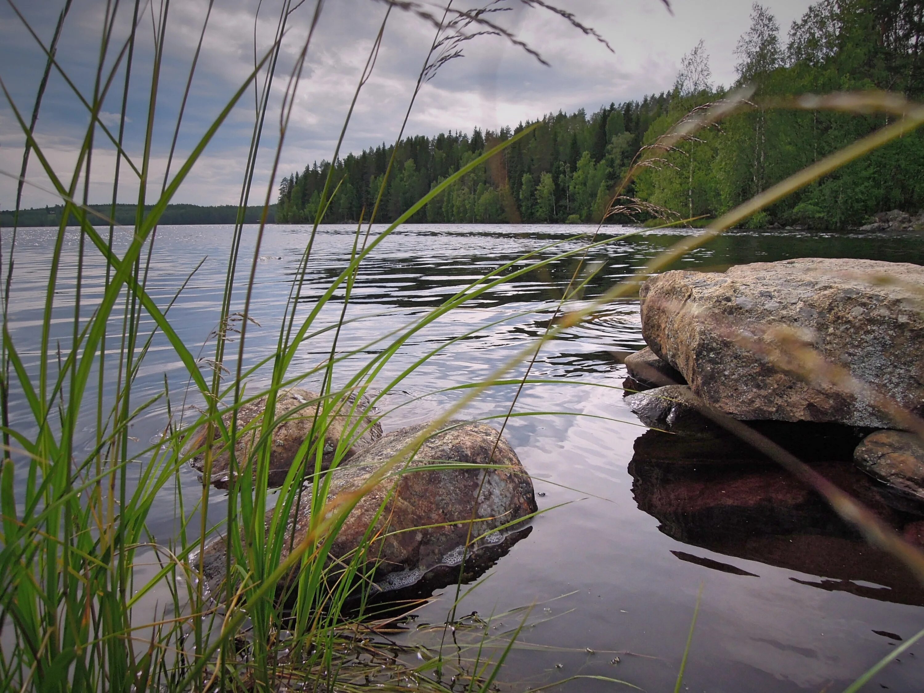 Озеро без воды горы без камня. Озеро Толванд. Валуны на берегу реки. Камни на берегу реки. Камни на берегу речки.