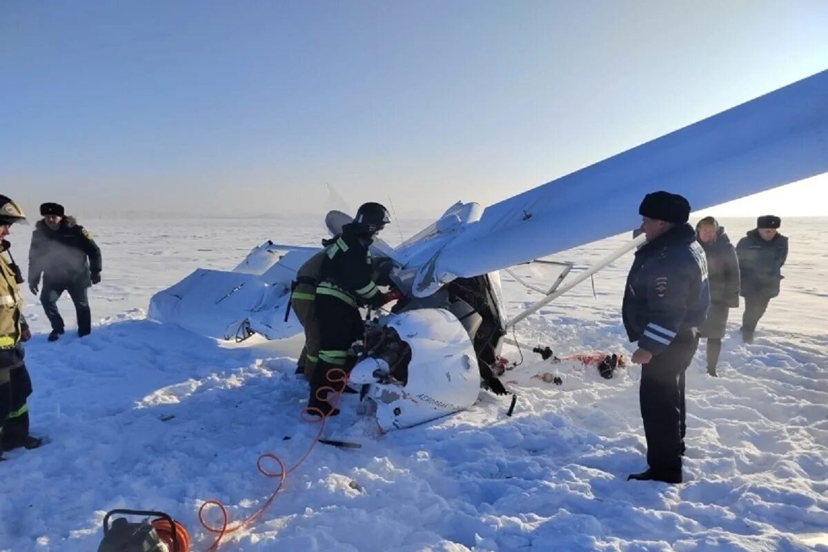 В Алтайском крае упал самолет. Крушение легкомоторного самолета в Алтайском крае на аэродроме. Падение легкомоторного самолета. На Алтае упал легкомоторный самолет. Авиакатастрофа январь