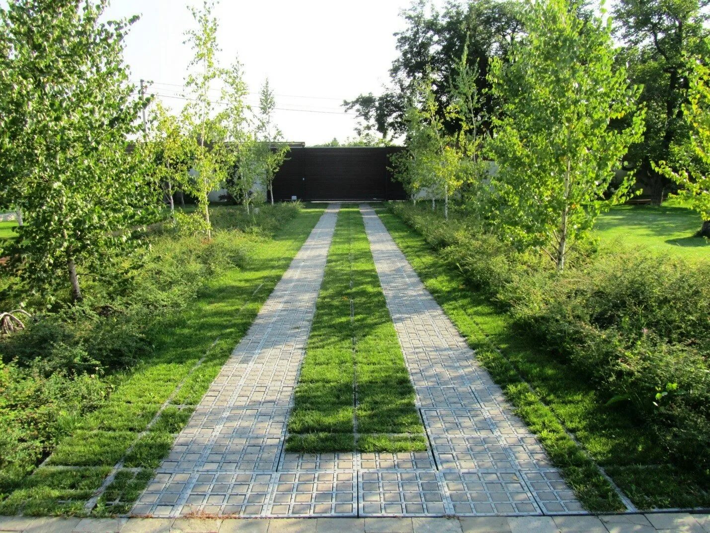 Дорога для машин на участке. Дорожки на загородном участке. газон и тротуар. тропинки на участке. дорожки по газону.