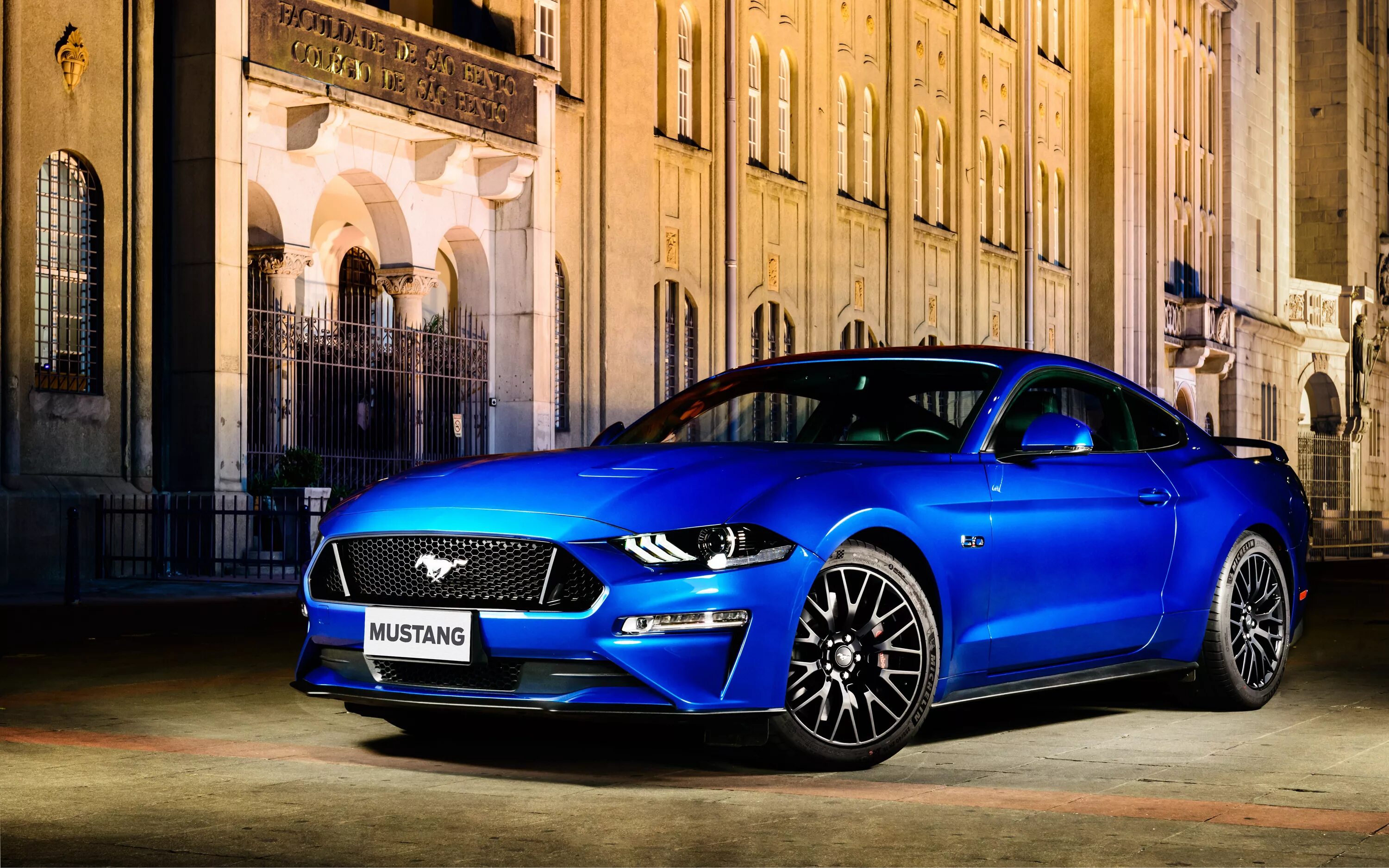 Включи синий машина. Ford Mustang gt Fastback 2018. Форд Мустанг 2018 синий. Форд Мустанг 2018 голубой. Синий Форд Мустанг 2020.