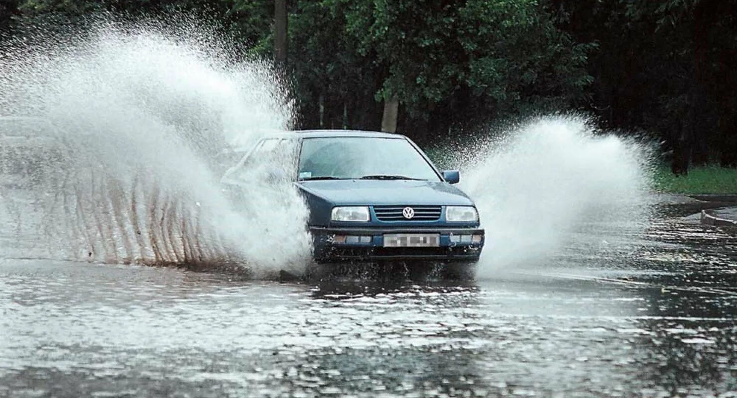 Машина едет под водой. Машина по луже. брызги от автомобиля. автомобиль по лужам. машина в воде.
