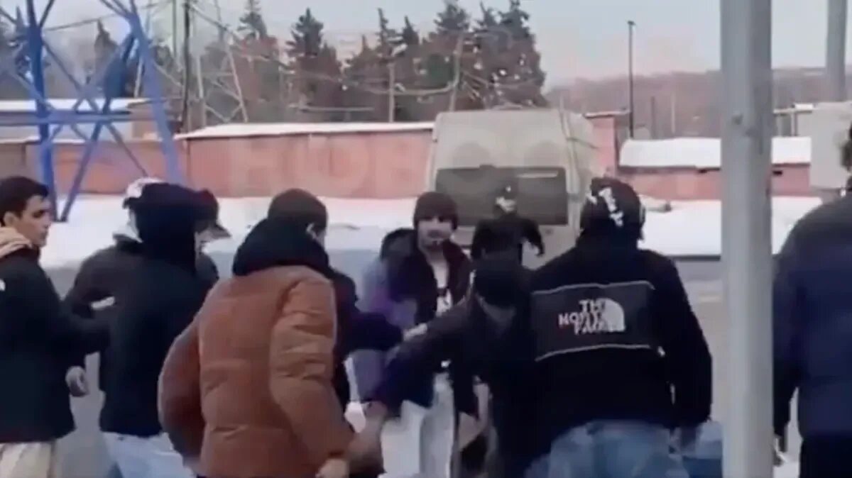 Русского пацана толпой избивают таджики. Мигранты и полиция. Мигранты в Москве избивают подростков.