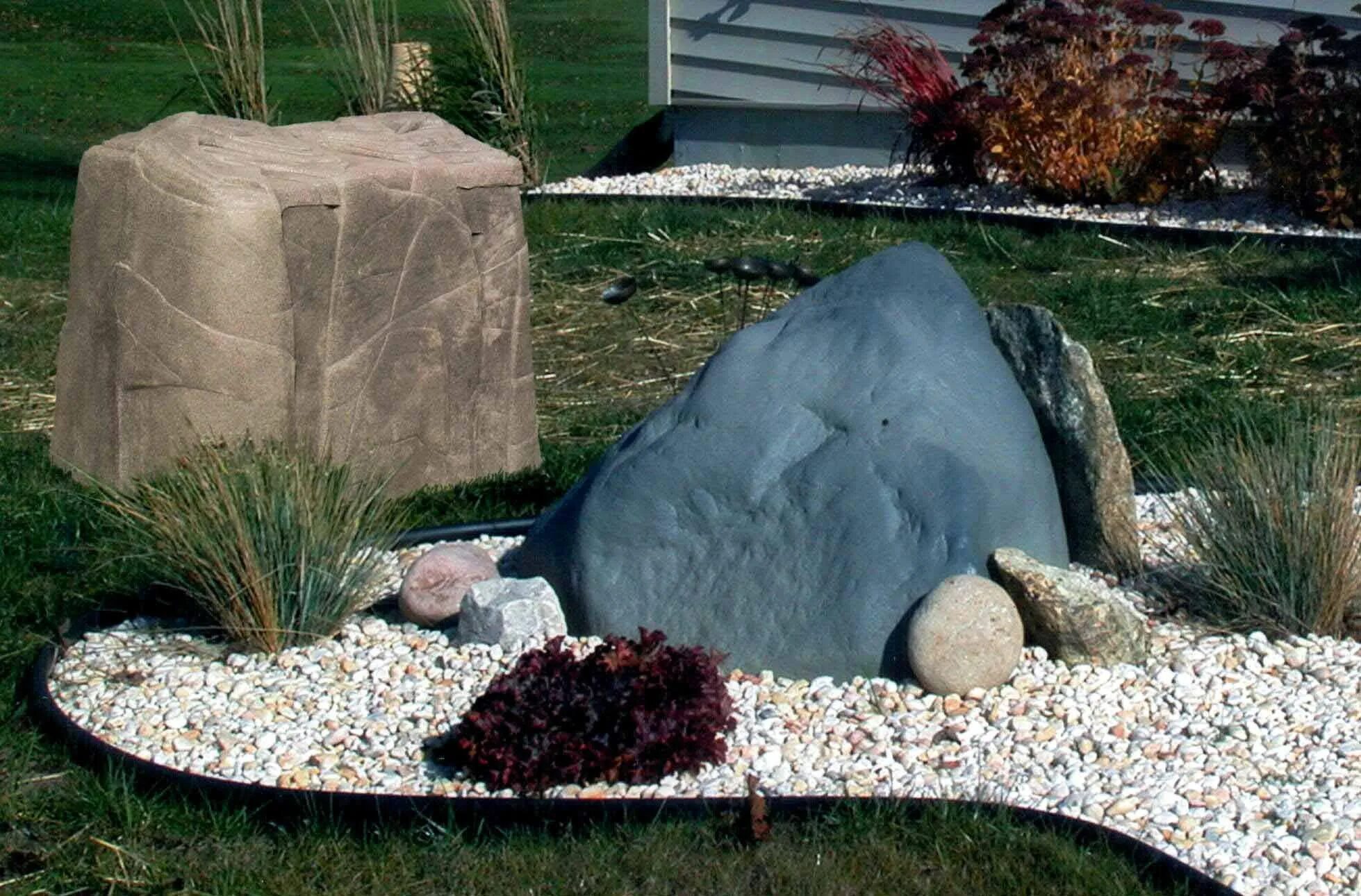 Jardin ultra moderne avec du gravier décoratif, galets et plantes Rock garden, R
