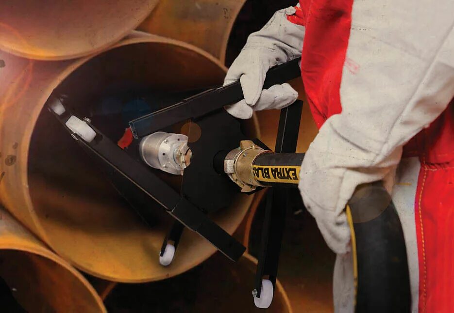 Зачистка внутренней. Оборудование для очистки трубопроводов. Очистка трубы от изоляции. Шлифовальный для снятия заусенцев на металле. Зачистка внутренней.