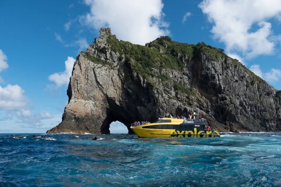 Залив Дискавери Гонконг. Bay of Islands. Discovery круиз. Hole in the Rock Cruise New Zealand.