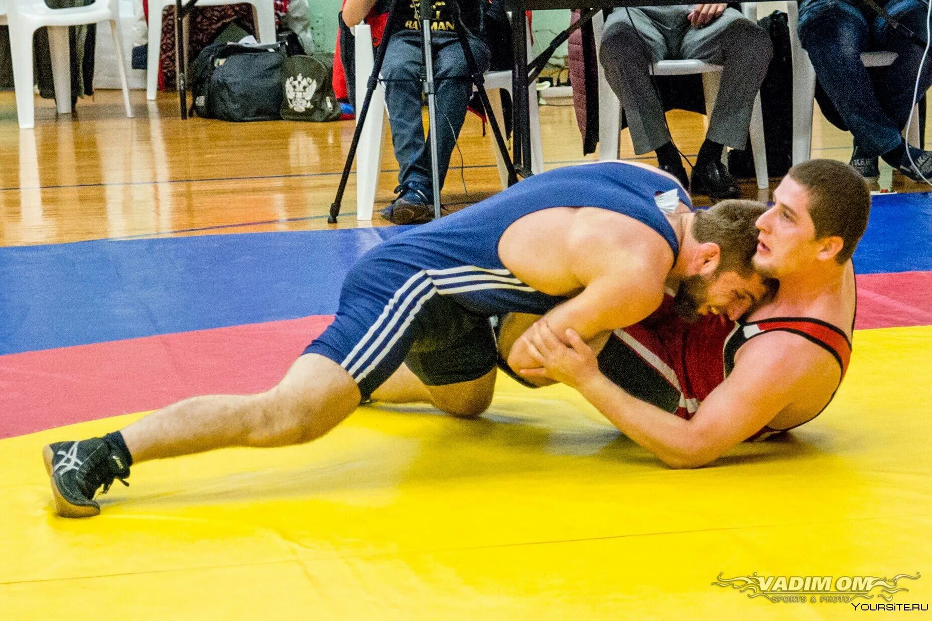Тренировка по вольной борьбе. Тренировка по борьбе. Вольная борьба юноши. Тренировка борцов. Тренировка по борьбе.