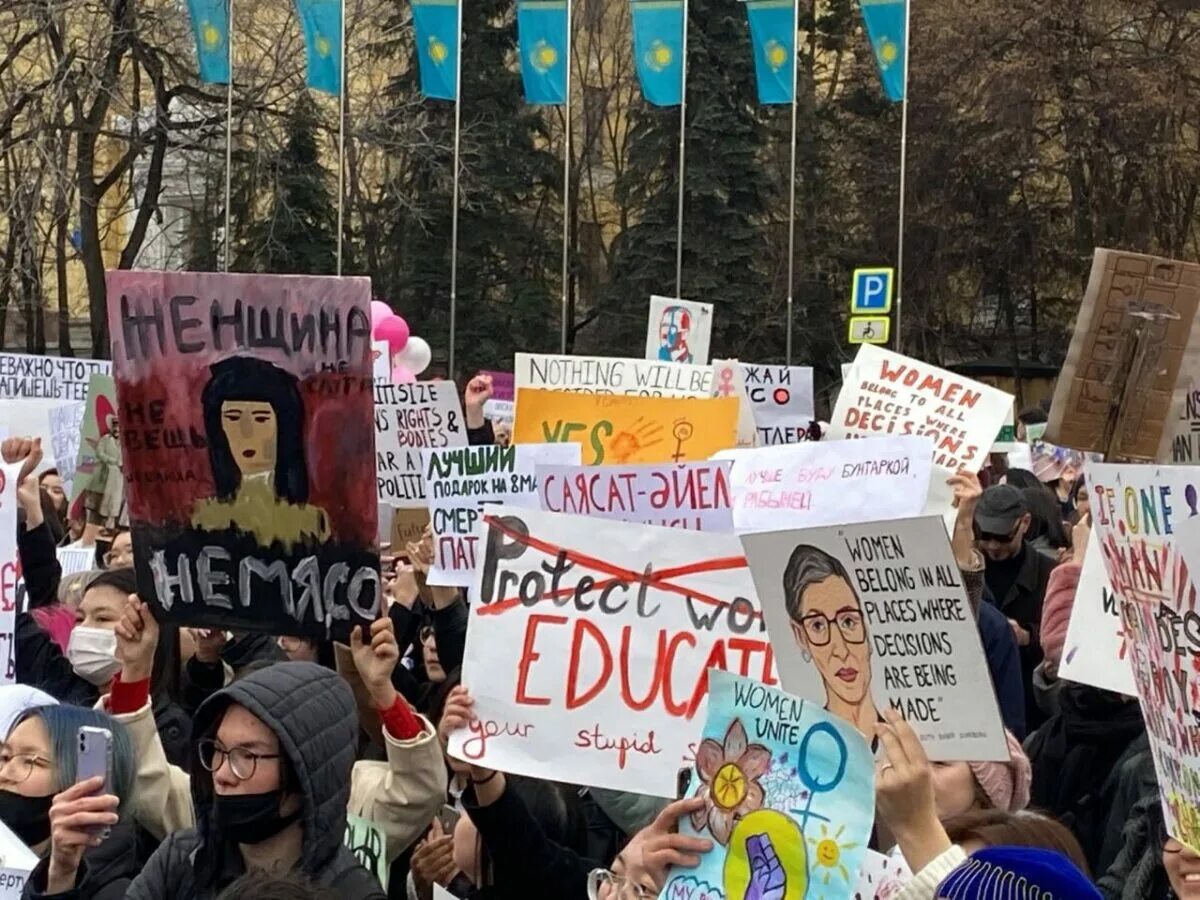 Митинг. Митинг феминисток в Алматы. Парень заехал в центр митинга феминисток