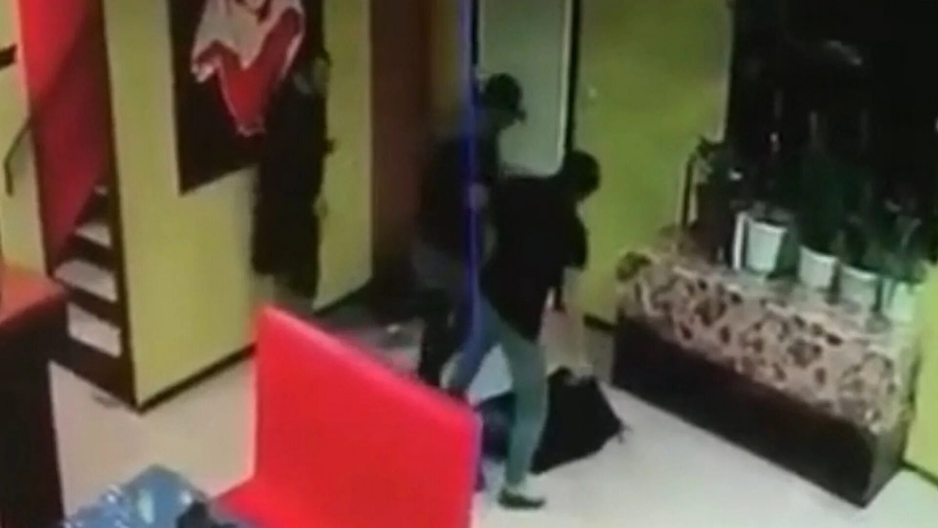 Избивших девушек ногами в лицо посетителей кафе. Хозяин кафе в нижнем новгороде избил девушку. Дагестанец избил девушку. Погром в кафе. Дагестанец избил девушку.