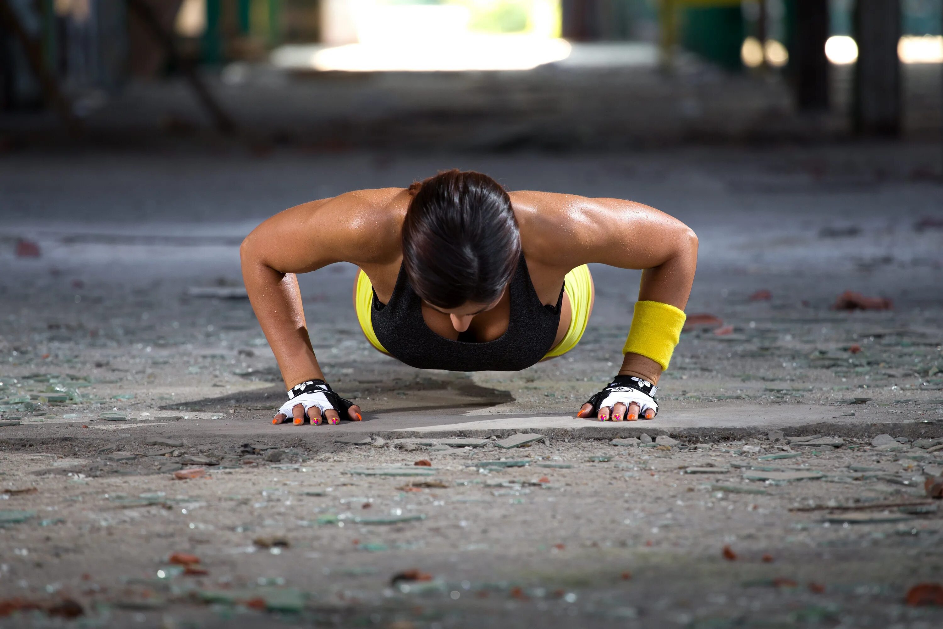 Отжимания (Push-ups):. Девушка отжимается. Отжимания для девушек. Спортивные женщины отжимаются. Отжимания для девочек