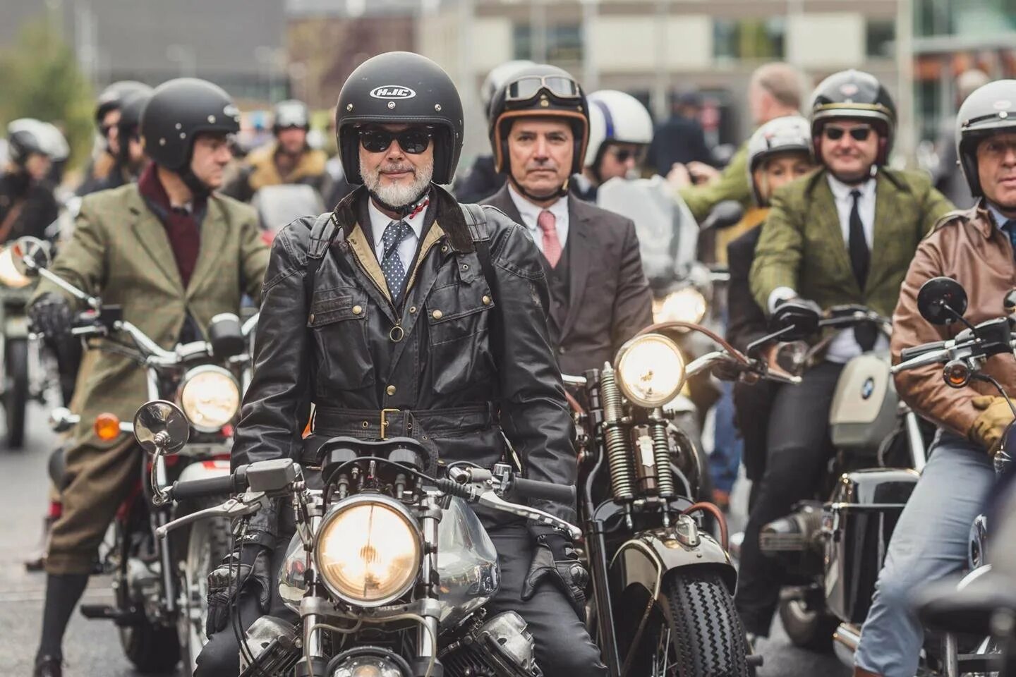 Байки на английском. Cafe Racer стиль Gentleman. Gentleman's Ride стиль. Байкерский прикид. Стиль байкеров.