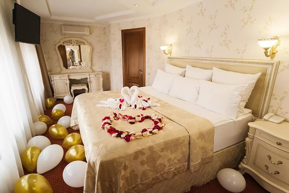 Романтические гостиницы москвы. Ленинский проспект 158 гостиница салют. Романтическая ночь в москва сити для двоих с джакузи. Тематический отель. Подушкин гостиница готика.