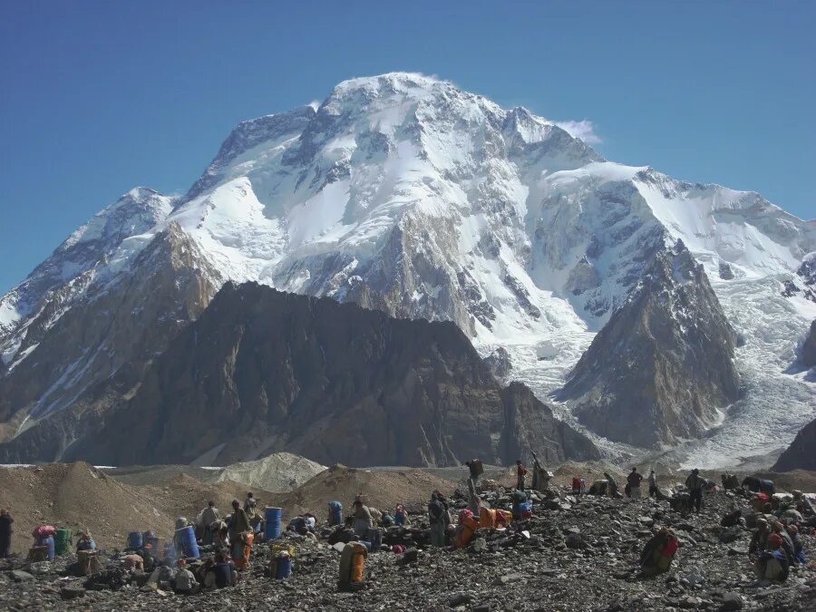 Каракорум броуд пик. Гора годвин-остен. Брод пик гора. Броуд-пик седловина. Броуд пик.