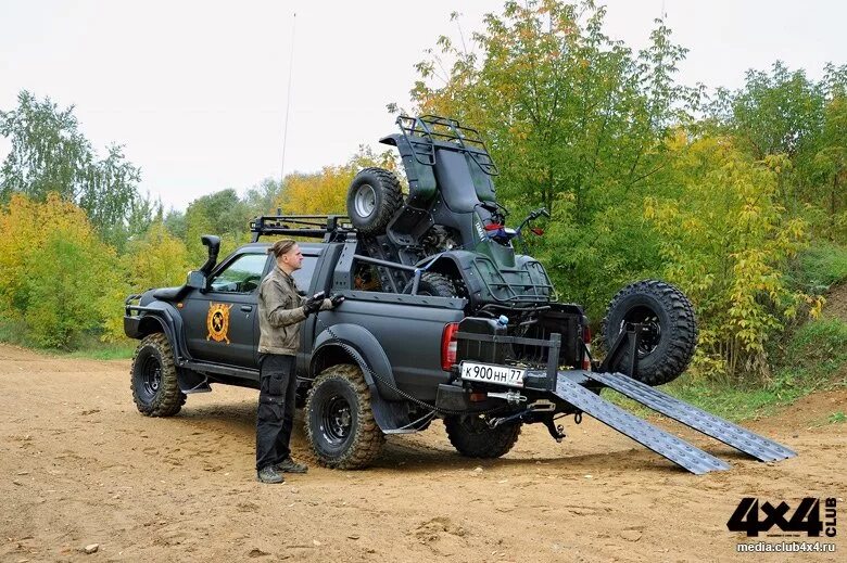 Квадроцикл в Mitsubishi l200. Квадроцикл в кузов л200. Квадроцикл в кузове пикапа l200. Toyota Hilux с квадроциклом. Квадроцикл пикап