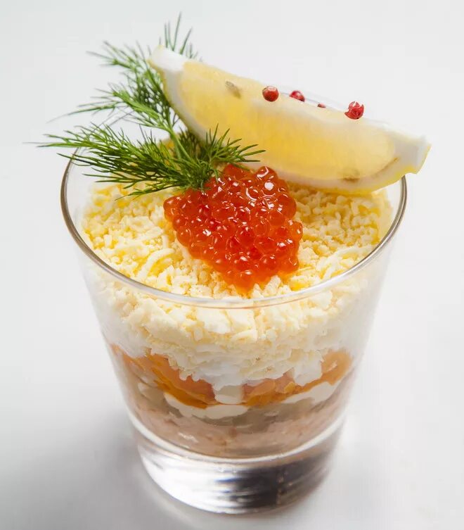 Закуски в рюмках. Салат в стаканчиках с красной рыбой. Салат порционный в креманках. Салат суши. Салат филадельфия.