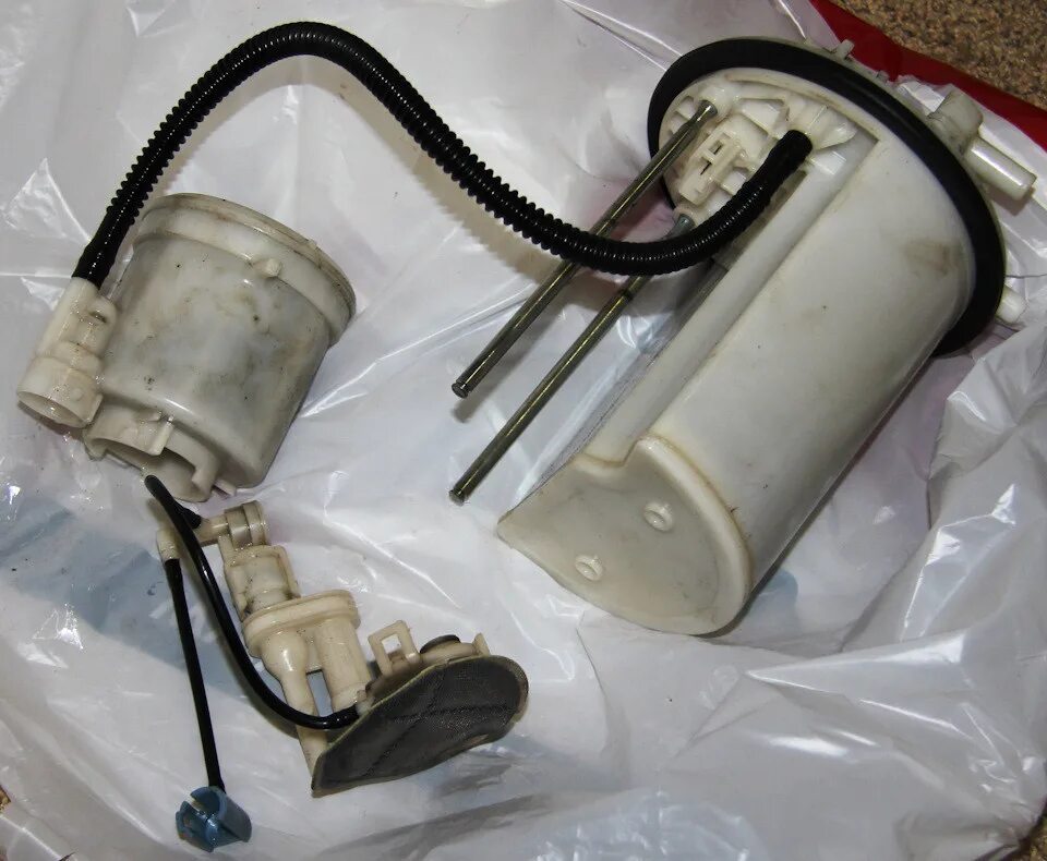 Меняем топливный фильтр рав 4. Топливный фильтр тойота рав 4. Топливный фильтр toyota rav4 xa30. Топливный фильтр тойота рав 4 2008. Топливный фильтр тойота рав4 2003.