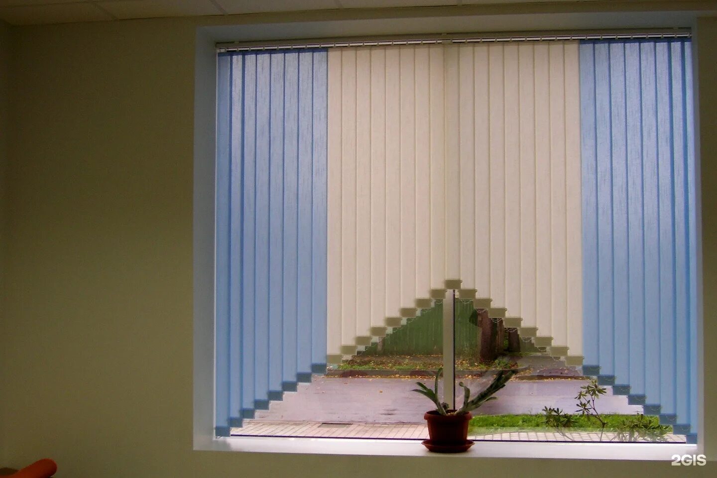 рулонные шторы день-ночь mini zebra. жалюзи luxaflex. рулонные шторы zebra box. шторы плиссе леруа мерлен. тканевые жалюзи hunter douglas.