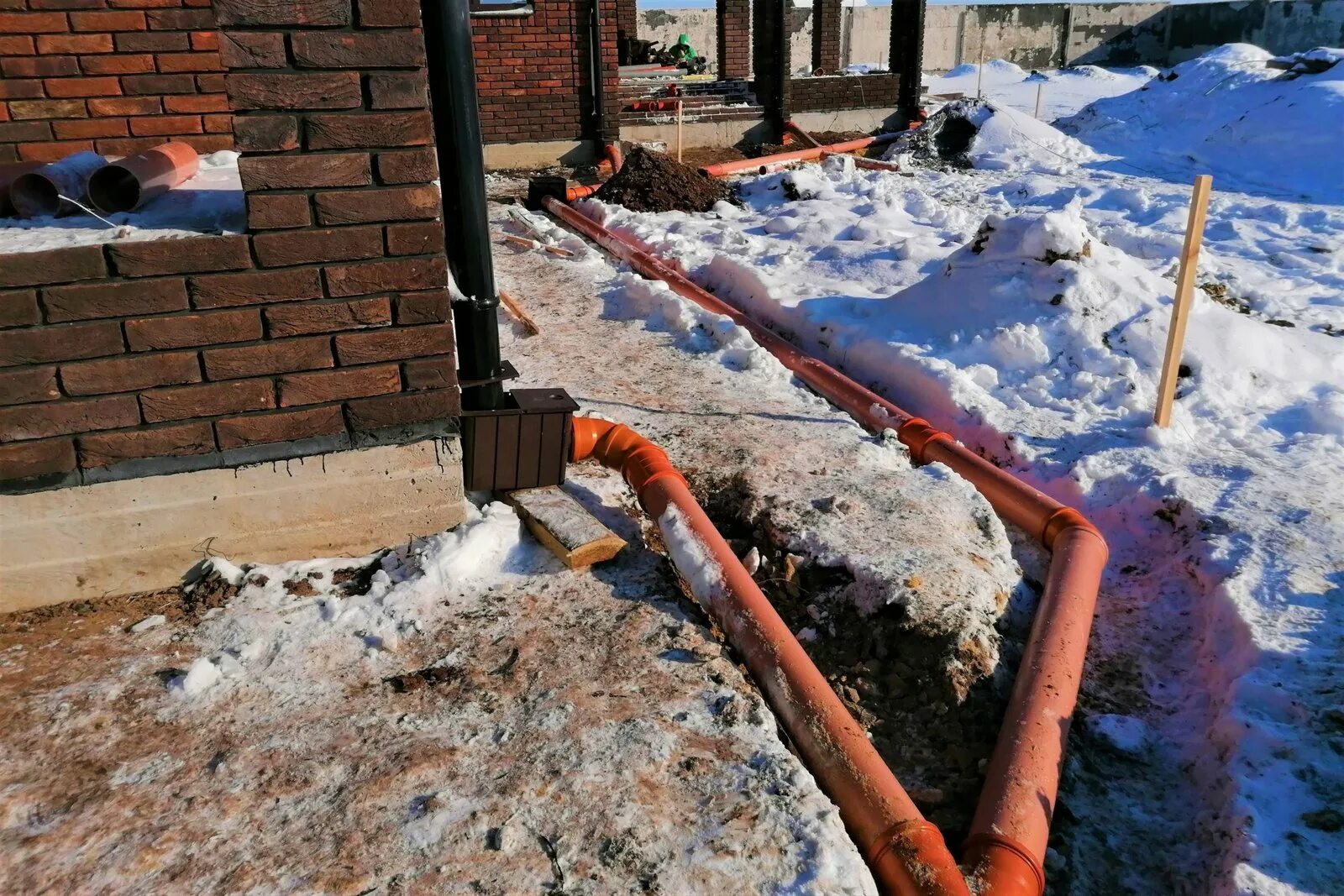 Ливневка зимой. Ливневый паводок. Очистка ливневки. Чистка ливневой канализации. Очистка ливневой канализации.