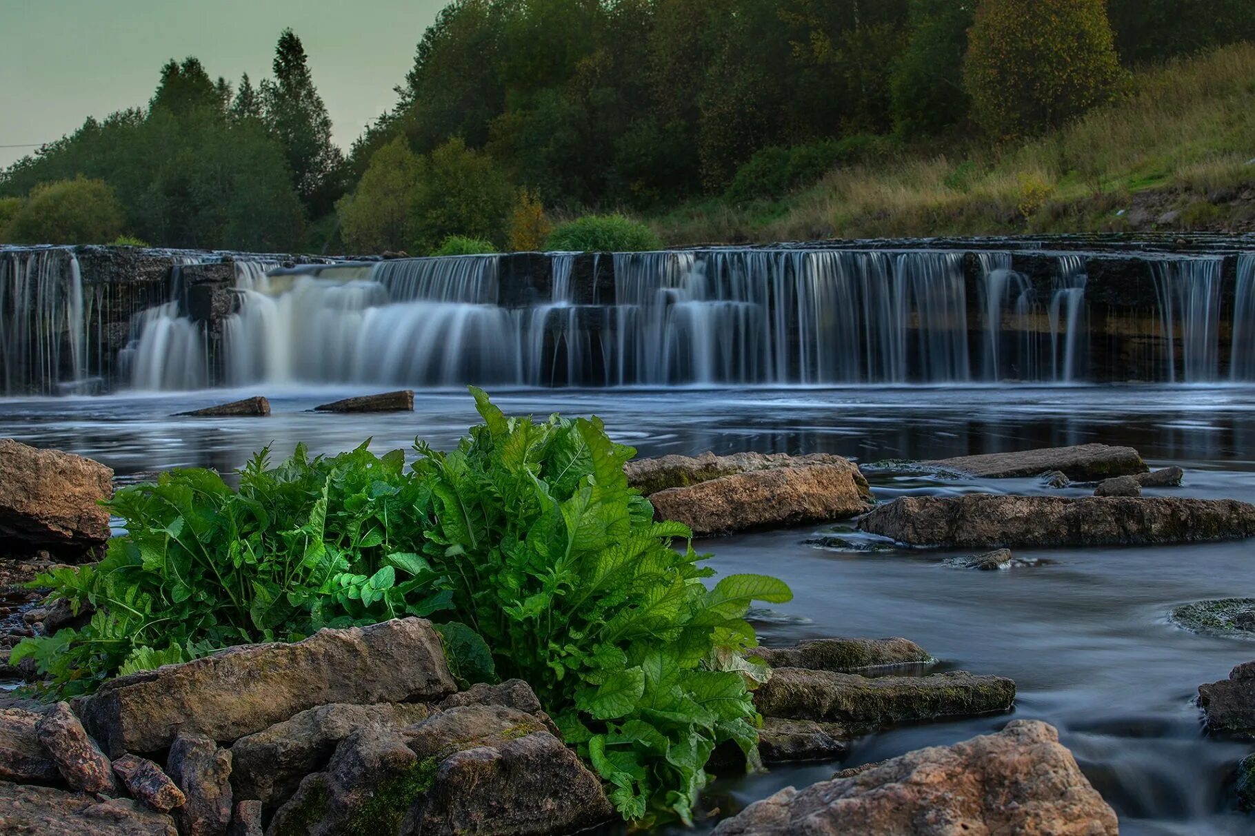 Саблино водопады. Саблинский водопад ленинградская область. саблинские водопады тосно. водопад на реке тосна. саблинский памятник природы водопады.
