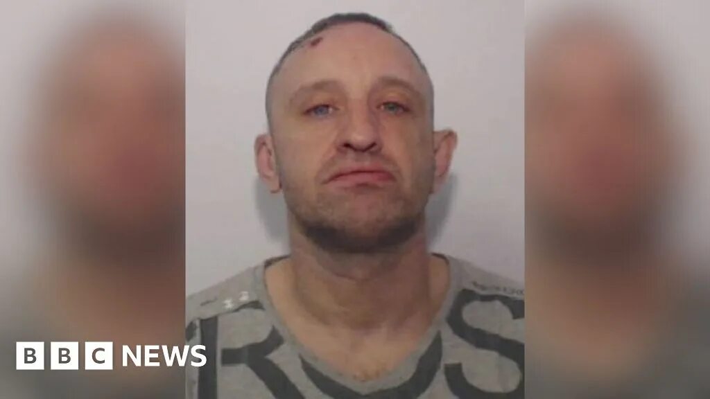 Напал на женщину в подъезде. Насилие над женщинами в армии. Насилие в полицейском участке. Скопинский маньяк виктор мохов и его пленницы. Российские насильники.