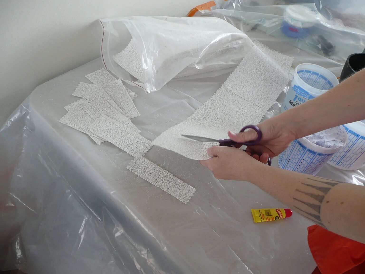 Гипсовый бинт как пользоваться. Гипс эластичный медицинский. Гипсовая лонгета при переломе. Гипсовый бинт как пользоваться. Гипсовый бинт как пользоваться.