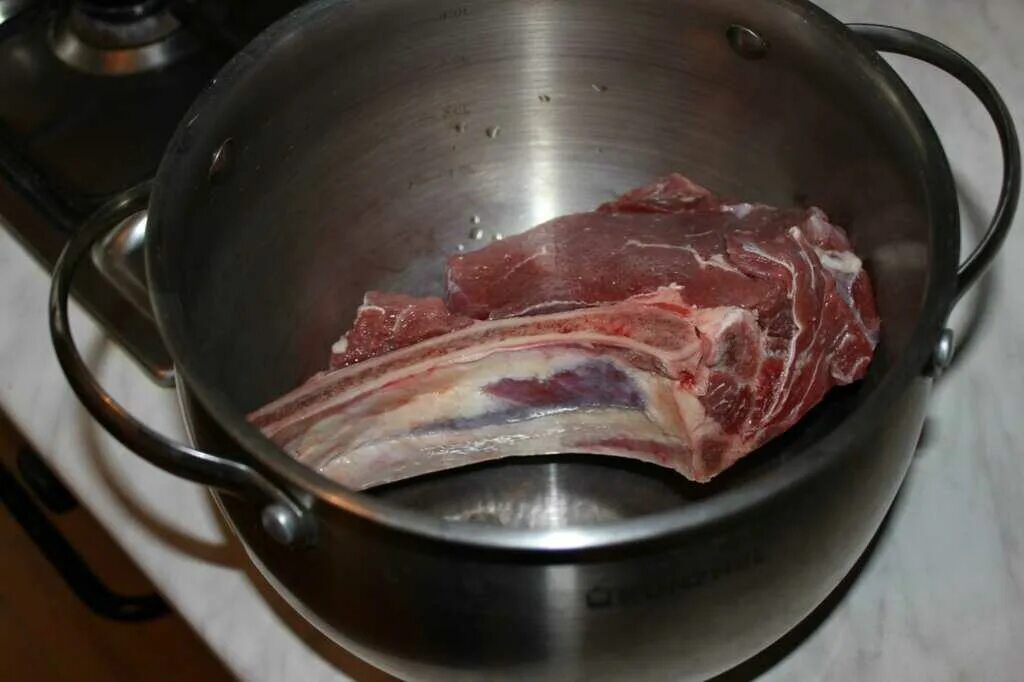 Сколько варить говядину на борщ. Говядина в кастрюле. Отваривание мяса. Мясо для варки. Говядина для варки.