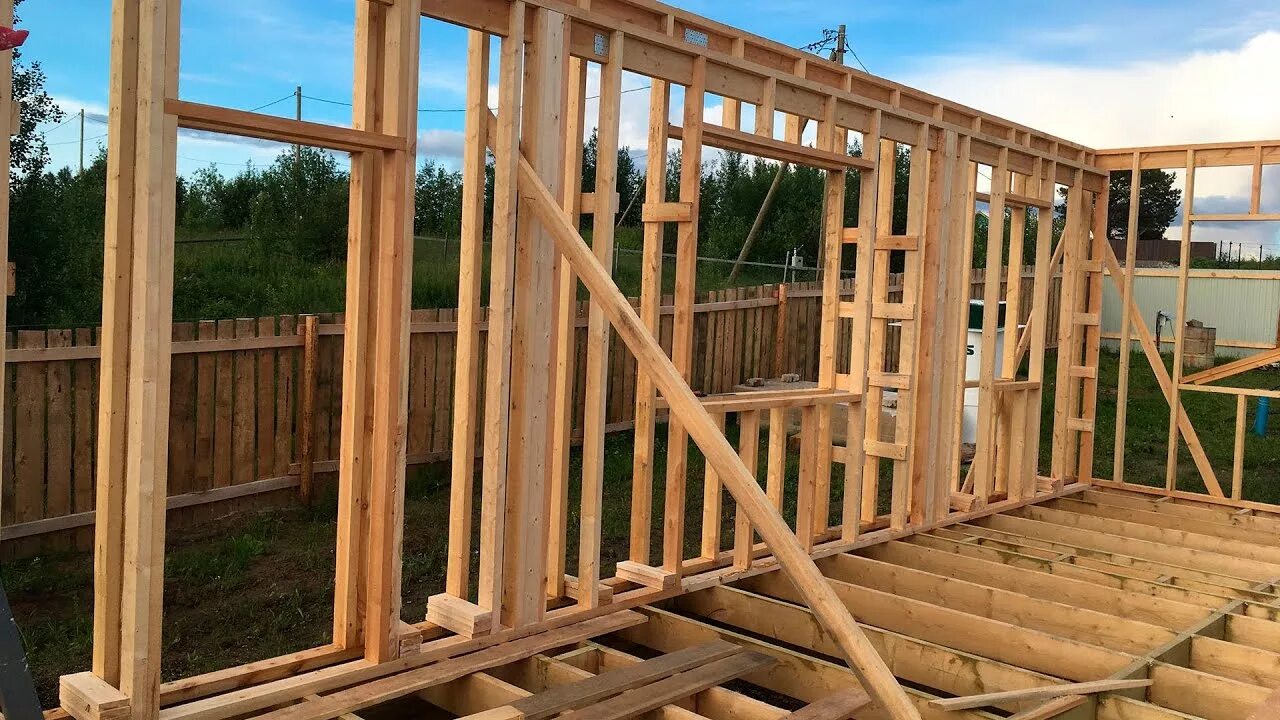 Каркасный дом каркас. Каркасный дом фахверк технология строительства. Каркасная мансарда. Стропильная система из лстк. Кд в строительстве это.