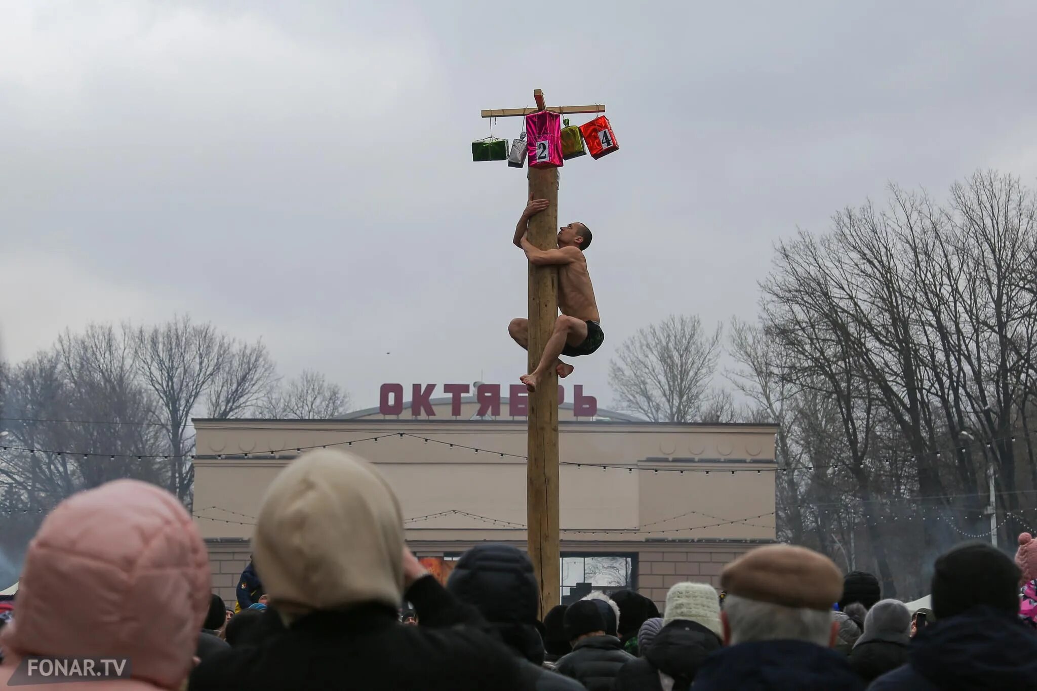 Масленица столб. Масленица чучело столб. Чучело на Масленицу прикол. Сжечь чучело Масленицы прикол. Сжигание чучела масленицы 2024 тула