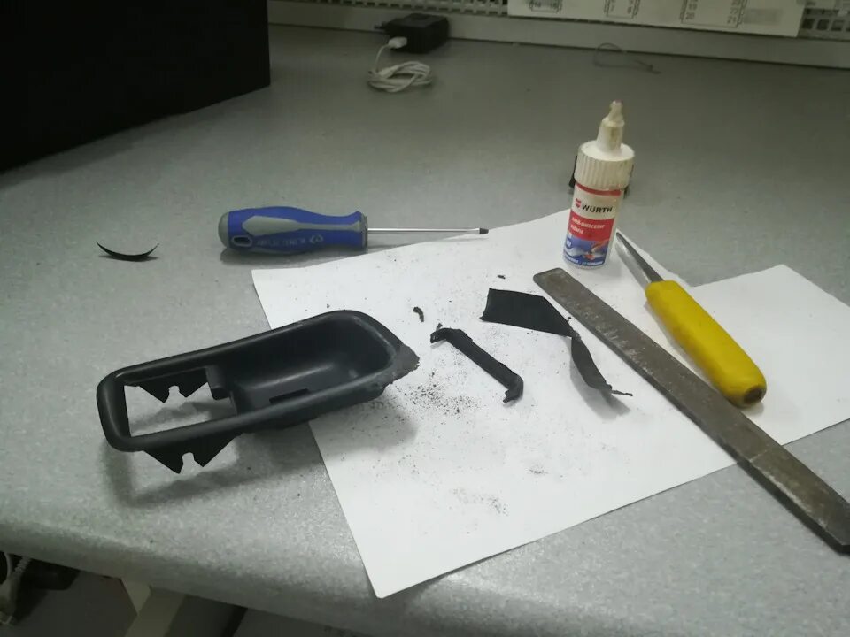 Самодельный пластик. Сделать пластмассу самому. Самодельный клей для пластика. Декор из пластмассовых ложек. Жидкий пластик чёрного цвета.