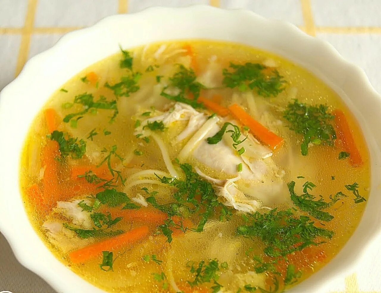 Суп с окорочком. Куриный суп. Суп лапша. Куриный суп с лапшой. Вермишель для супа домашняя.
