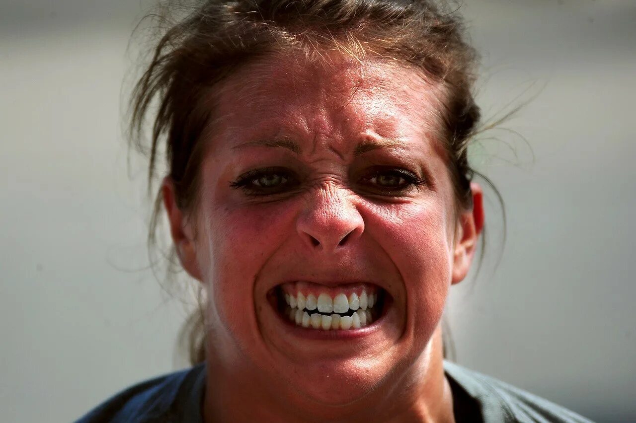 самую злую женщину. ведьма смеется. человек в ярости. самую злую женщину. самую злую женщину.