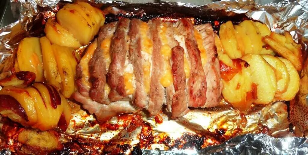 Свинина в духовке целым куском. Мясо в фольге в духовке. свинина в духовке в фольге. свинина в духовке сочная в фольге. свинина с картошкой в духовке в фольге.