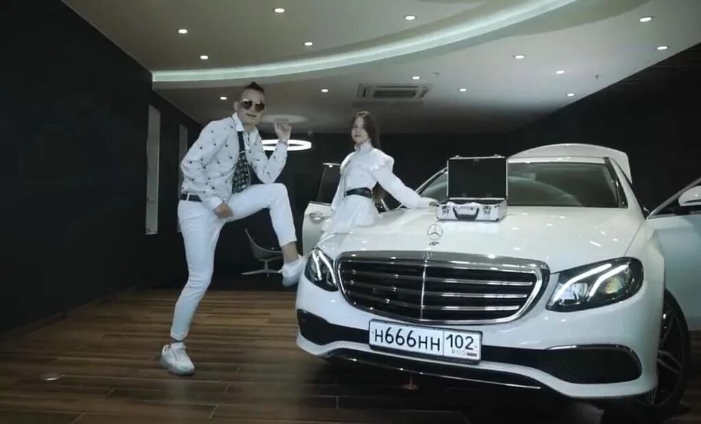 Девочка любишь черный мерс мерс песня. Mercedes-Benz e200 Моргенштерн. Машина МОРГЕНШТЕРНА Кадиллак. Мерседес е200 МОРГЕНШТЕРНА. Моргенштерн Кадиллак и мерин.