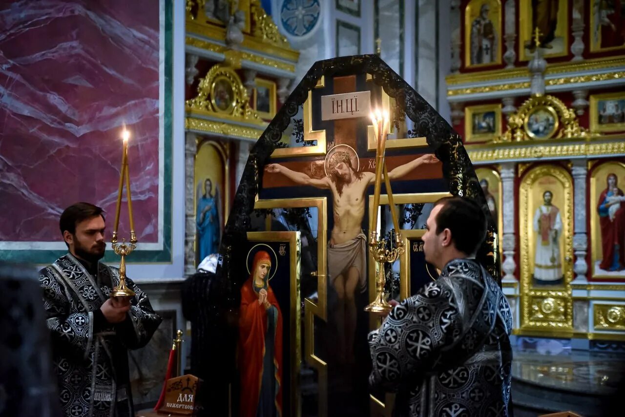 Первая неделя поста перед пасхой. Люди в церкви. Православный храм. Богослужения Великого поста. Пасха храм.