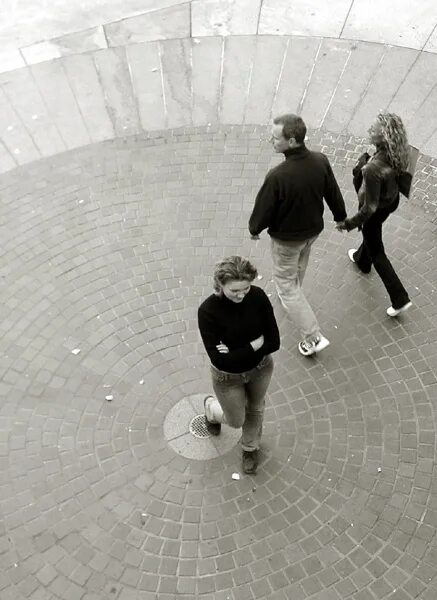 23 сентября 2002. Люди расходятся из круга. Подростки стоят кругом с дубинками. Люди сидели по кругу и разбегаются.