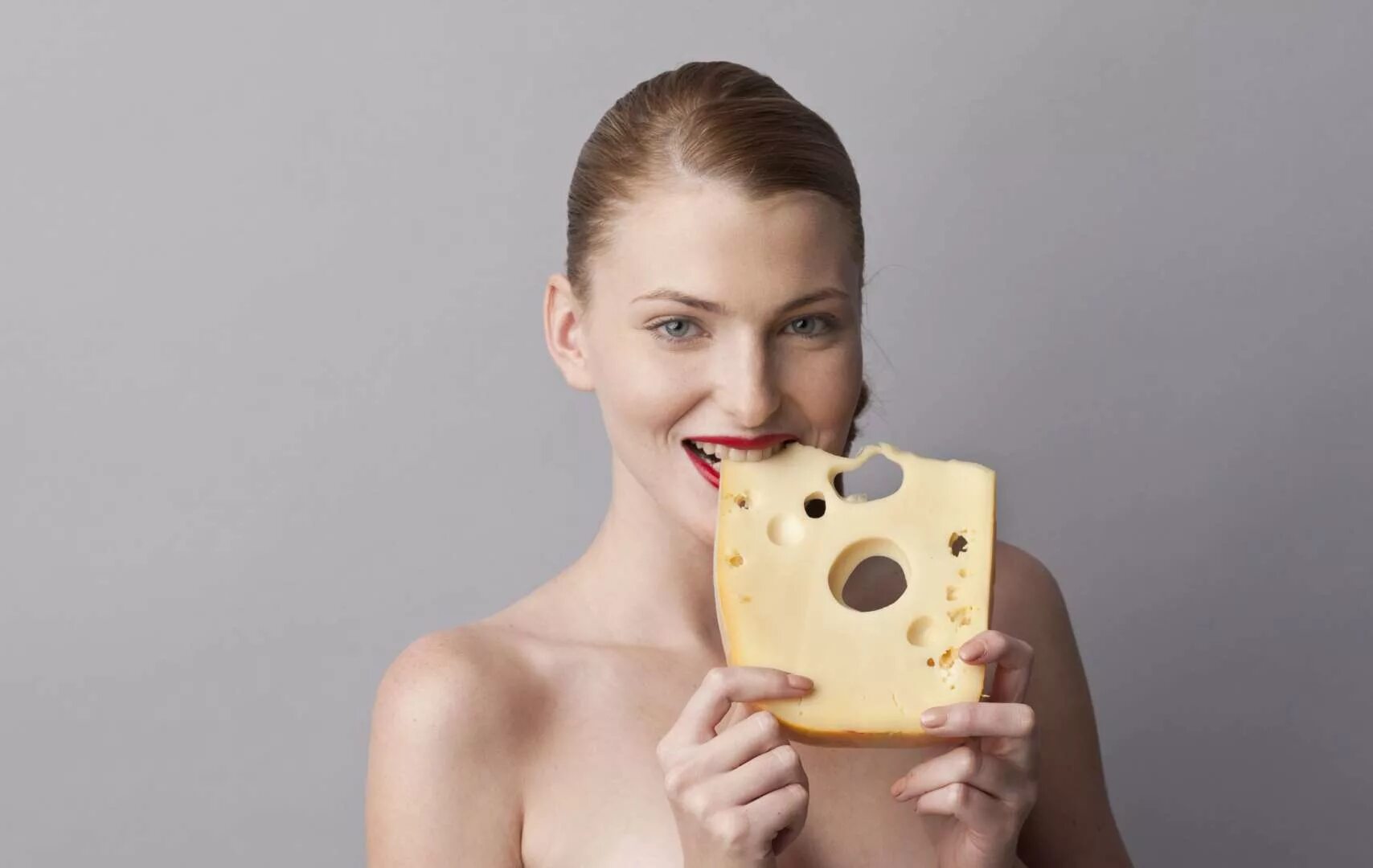 Девушка и сыр. Ест сыр. Фотосессия сыра. Сырная девушка. Ем чиз