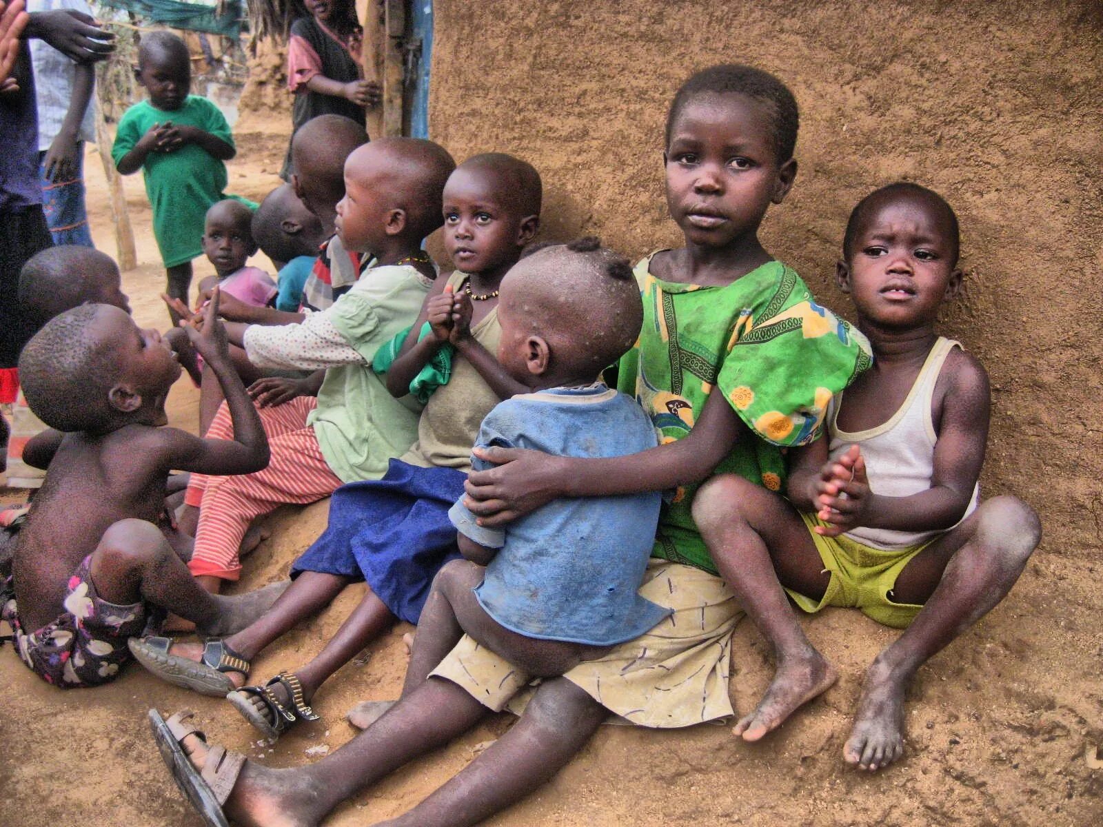 Голодный малыш. Бедные африканские дети. Африканские дети голодают.