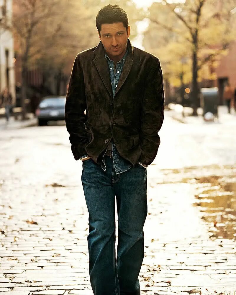Мужчины 35 50 лет. Джерард Батлер. Джерард Батлер в пальто черном и джинсах. Осень Батлер Джерард. Обычный мужчина.