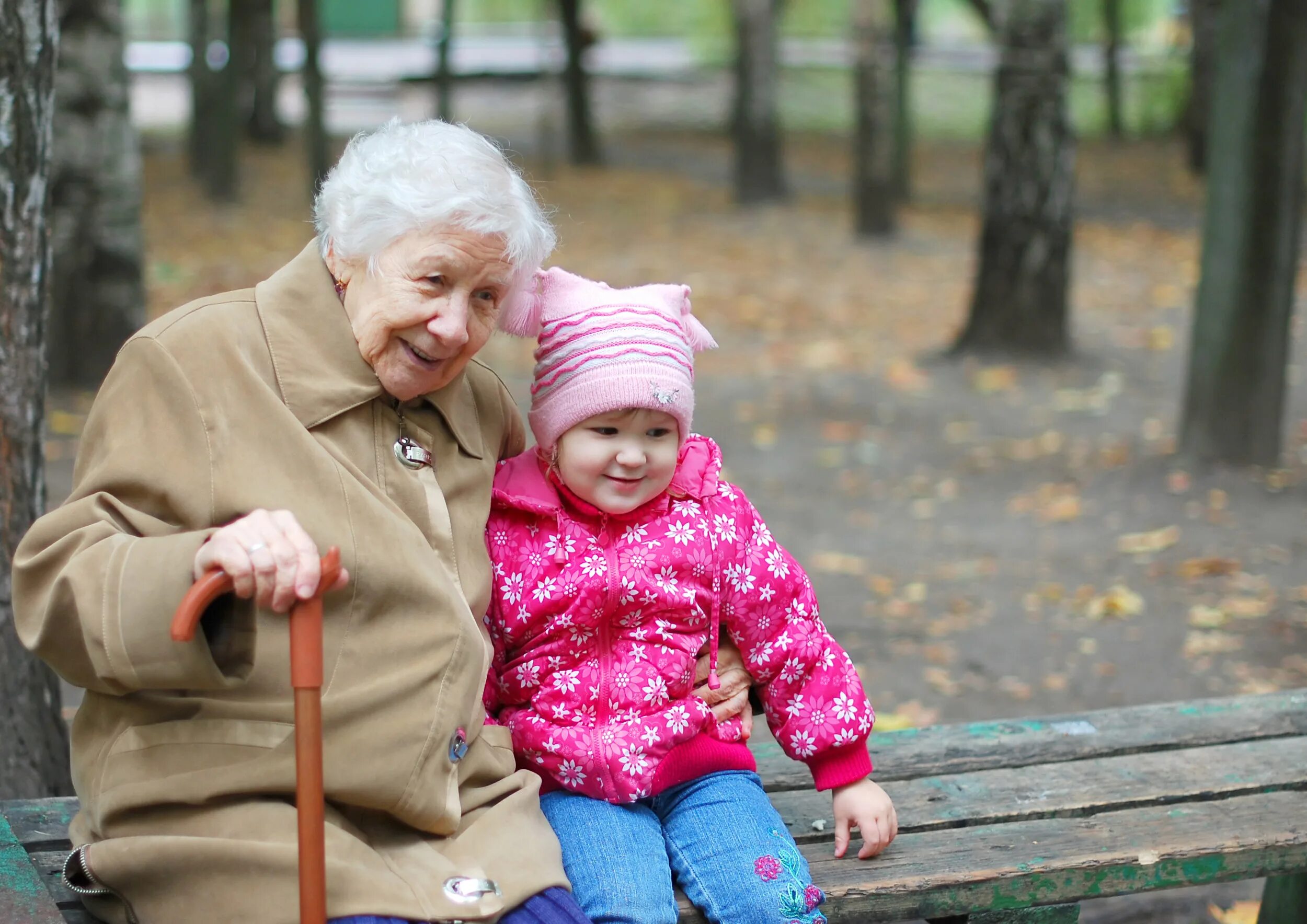 Бабушка с внуками. Бабка с внуками. Роль бабушек в воспитании. Бабушка и дедушка. Содержание внуков бабушке.