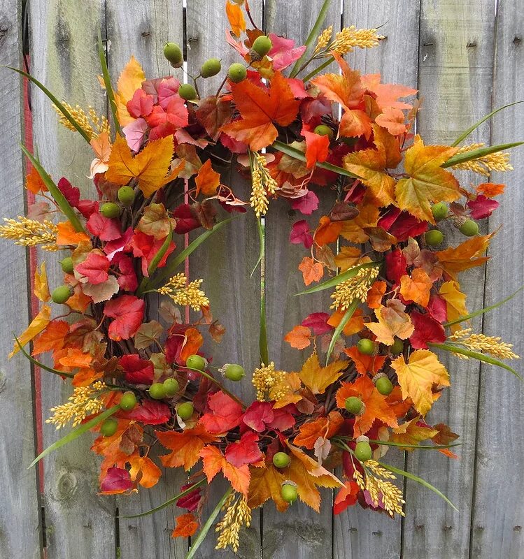 Ариэль бюто цветы осени. Цветы с осенних листьев. Цветы с осенних листьев. Букет "осень". Осенний букет.