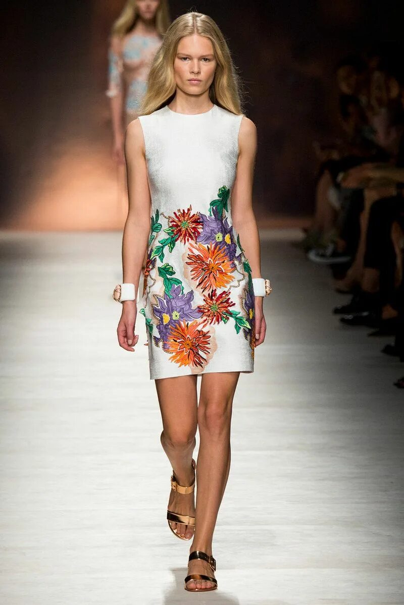 Модные платья 2024 женские тренды лето. Blumarine 2015. Blumarine летняя коллекция. Blumarine SS 2023.