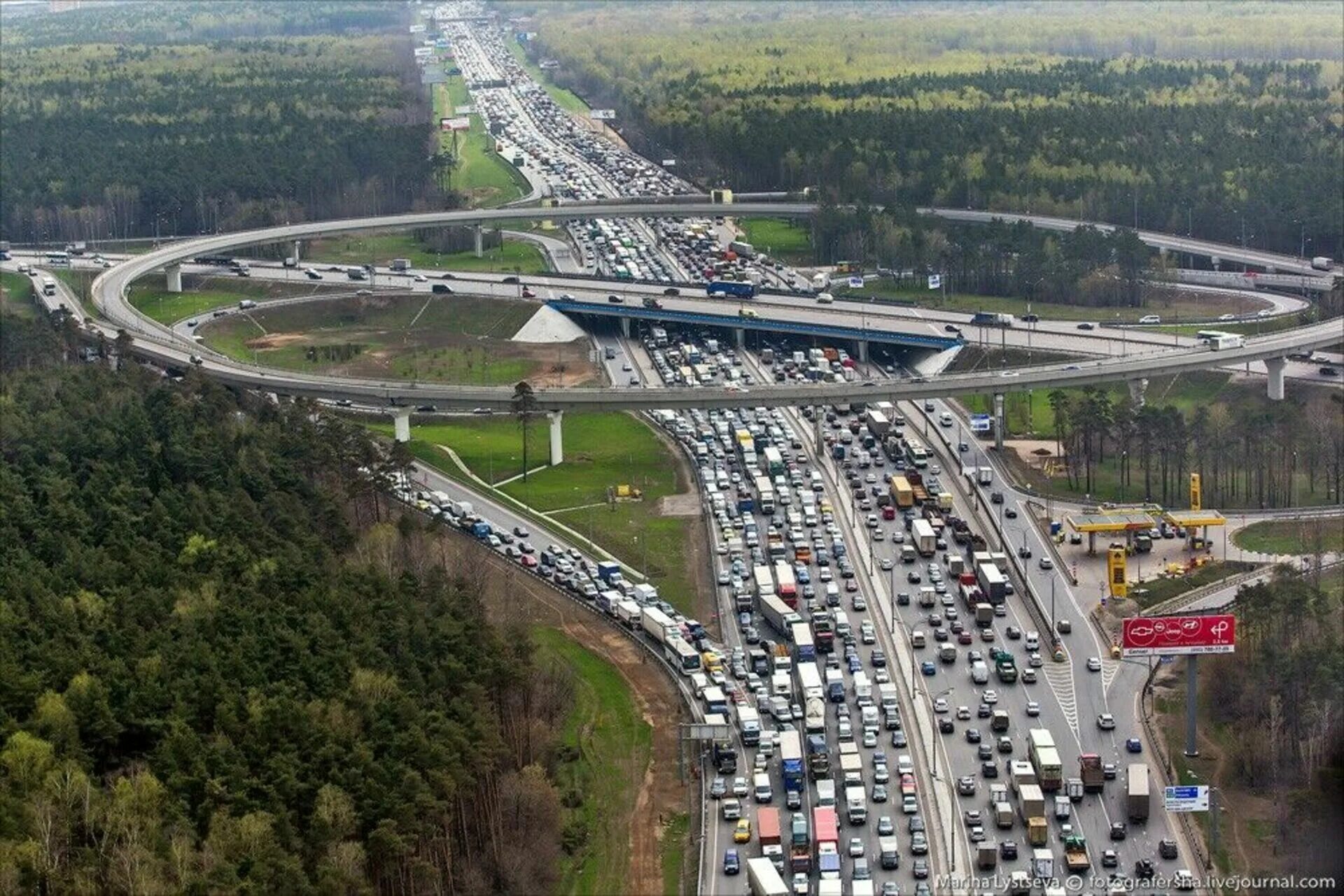 МКАД Москвы магистраль. МКАД Московская Кольцевая. Московская Кольцевая автодорога. МКАД однополосный. 1 из крупнейших направлений