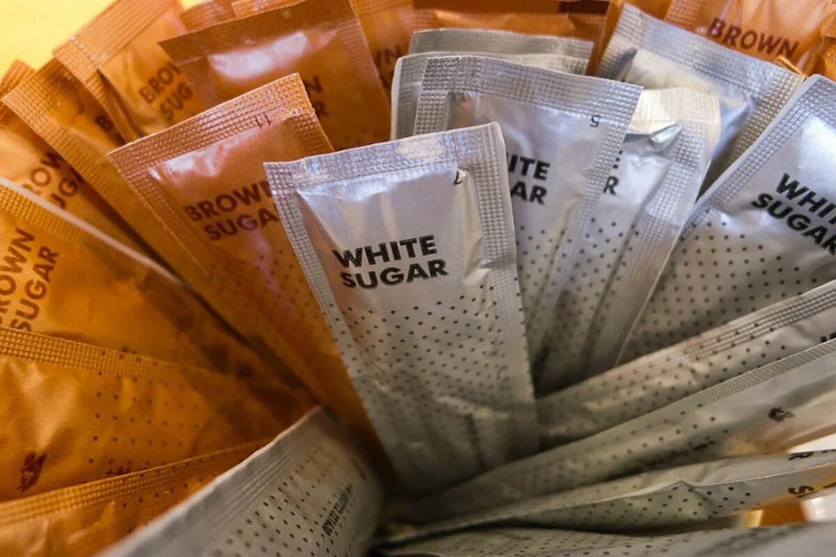 Packet of sugar. Brown sugar. сахар сашет мокап. packets.